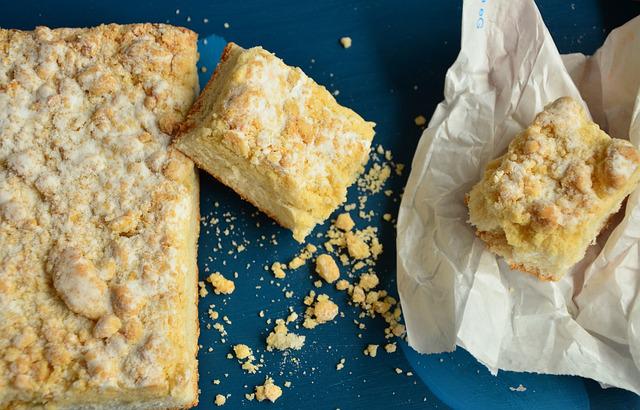 Stücke von Butterstreuselkuchen und drumherum Krümel