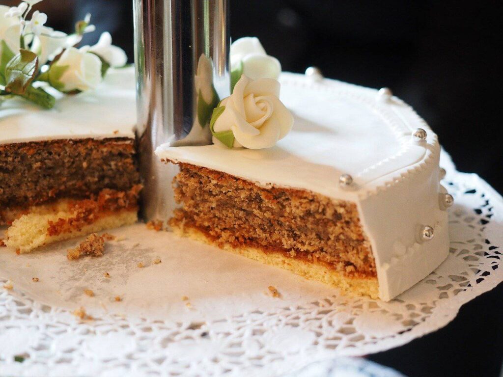 Aufgeschnittene Hochzeitstorte mit Fondantdecke