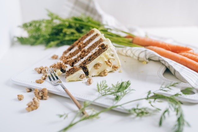 Ein Stück Gemüsekuchen mit Möhren