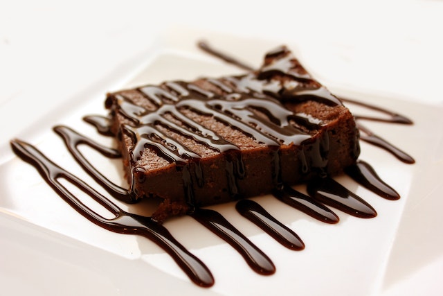 Ein Brownie, über den Schokoglasur gegeben wurde