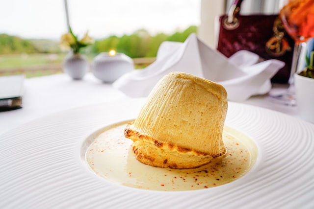 Ein Soufflé ist auf einem Teller angerichtet