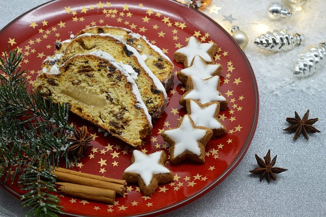 Christstollen und Zimtsterne auf einem Teller