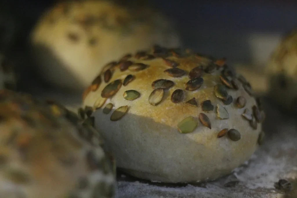 Mehrere Kürbiskernbrötchen.
