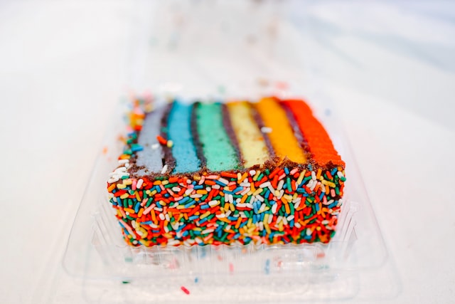 Ein Kuchen mit bunten Schichten und Streuseln