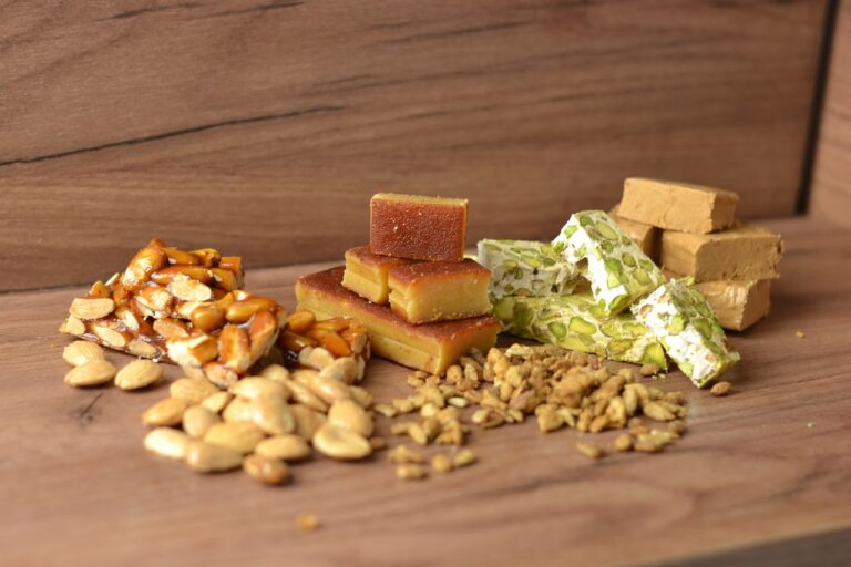 Verschiedene Nougat-Stücken mit unterschiedlichen Inhaltsstoffen liegen nebeneinander