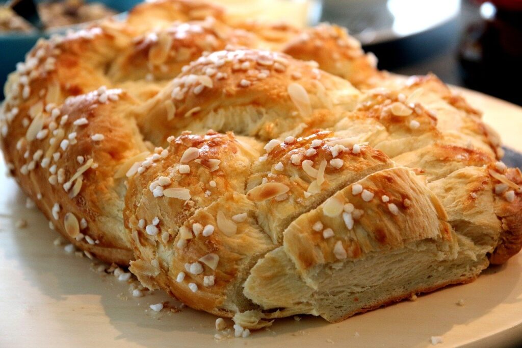 Ein Osterbrot, welches in Zopfform gebacken wurde