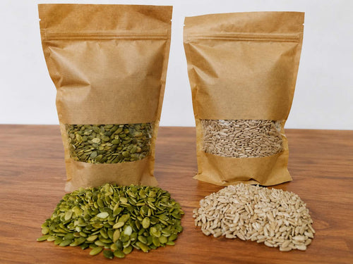 Kürbiskerne und Sonnenblumenkerne in Tüten verpackt auf einer Ablage