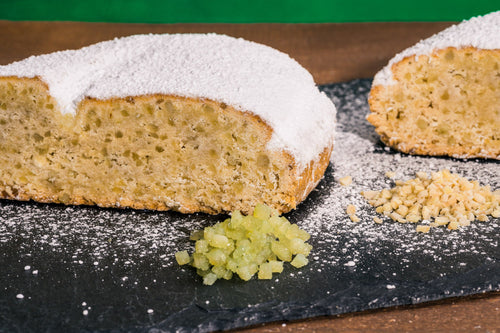 Halber Mandelstollen mit Puderzucker dekoriert
