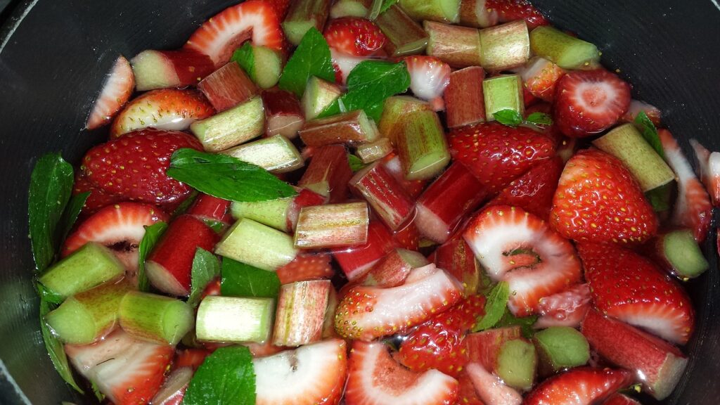 Rhabarber wird gemeinsam mit Erdbeeren und Minze gekocht