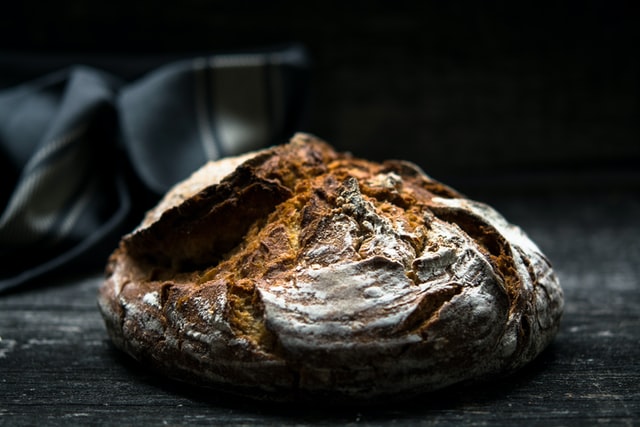 Ein knuspriges Brot liegt vor einem dunklen Hintergrund