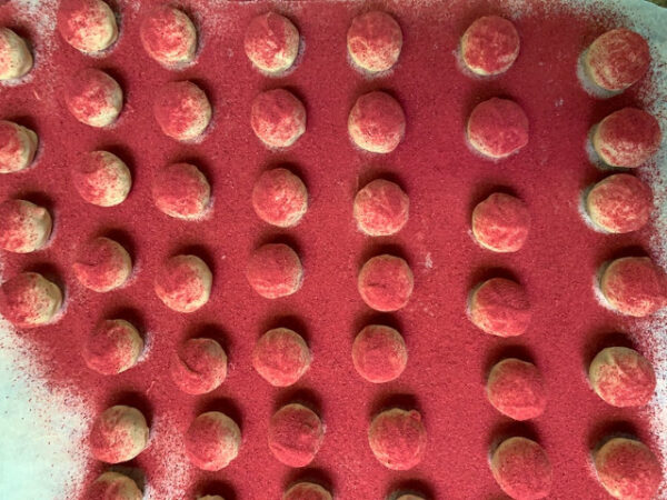 Einige Pralinen wurden mit einem Lebensmittelfarbe-Pulver in Rosa überstreut