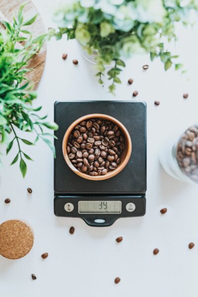 Eine digitale Waage mit Kaffeebohnen in einer Schüssel