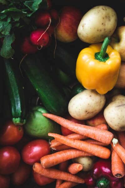 Eine Auswahl an Gemüse wie Möhren, Paprika, Zucchini und Radieschen