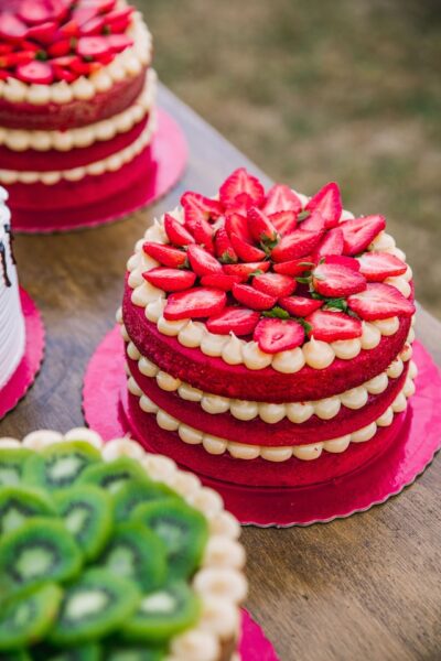 Torten, geschmückt mit Erdbeeren und Kiwis