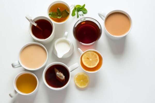 Ansammlung von Tees mit Milch, Zitrone oder pur