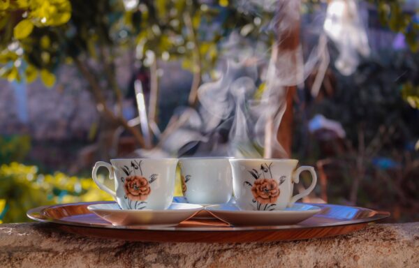 Drei Teetassen aus denen heißer Wasserdampf steigt