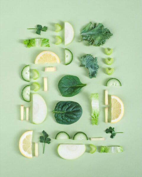 Grünes Obst und Gemüse vor einem grünen Hintergrund