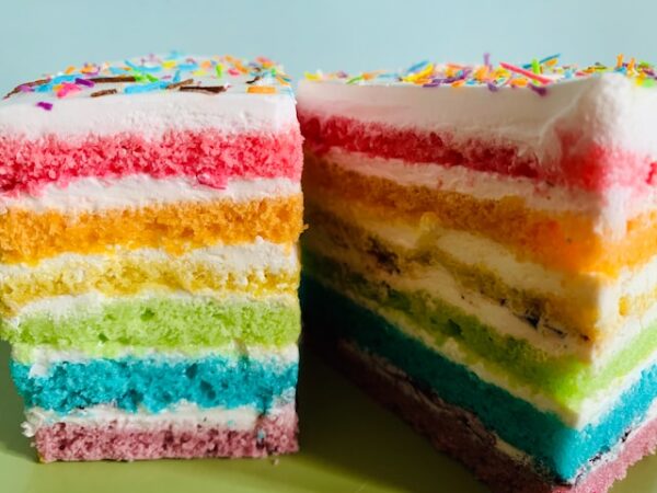 Ein bunter Kuchen in regenbogenfarbenen Schichten
