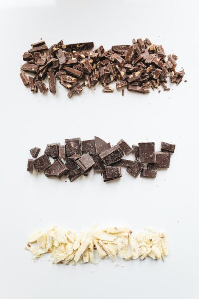 Drei Reihen mit Schokolade: Vollmilch, dunkel, weiß