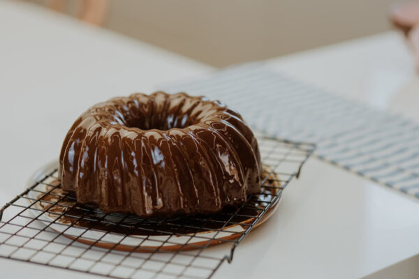 Ein Marmorkuchen auf einem Kuchengitter, mit Schokolade überzogen